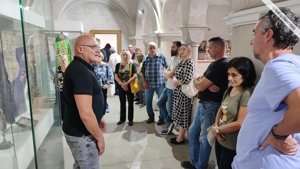 Boris Mašić sa posetiocima u Muzeju Podunavskih Nemaca u Apatinu