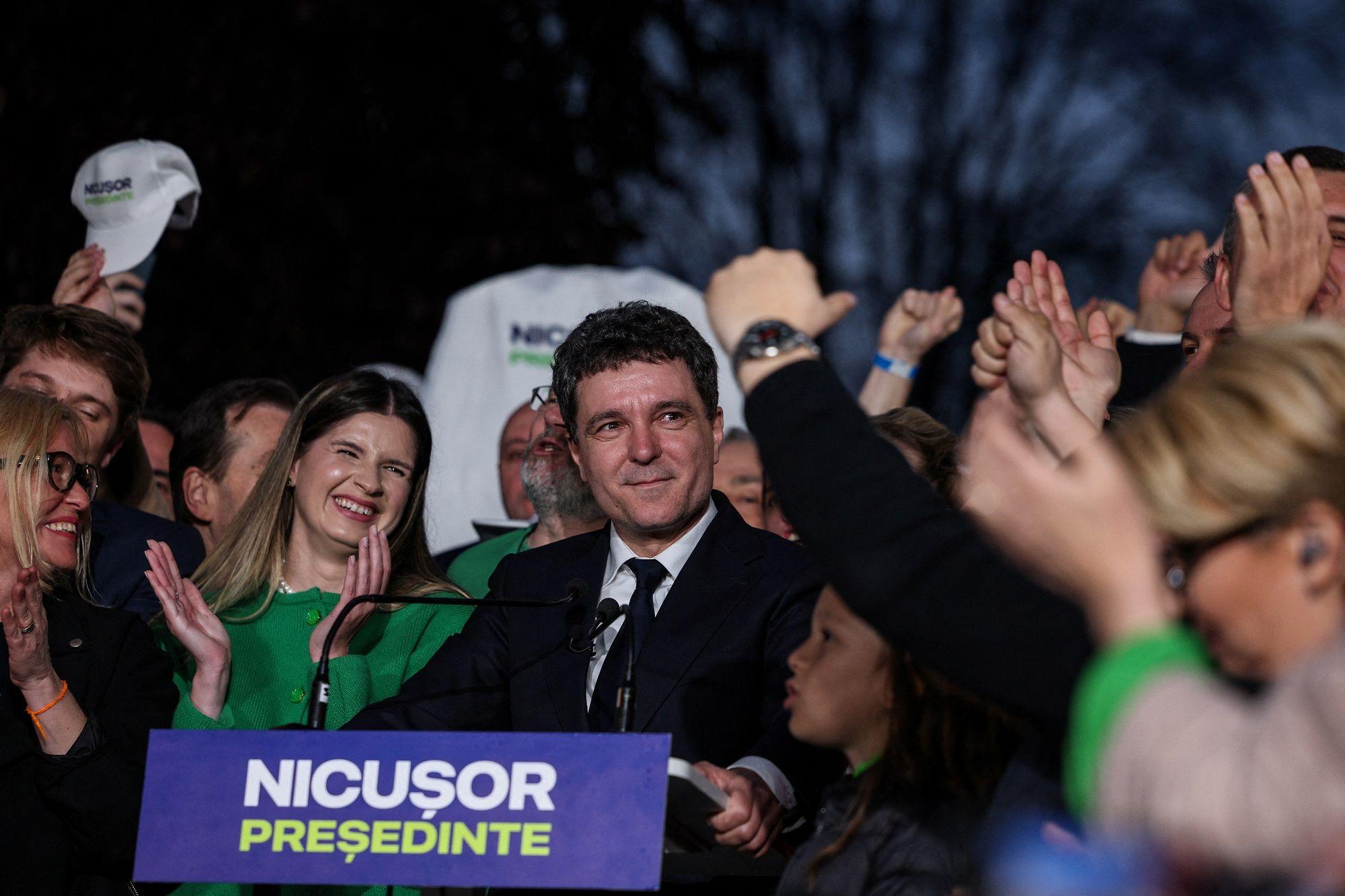 Muškarac okružen pristalicama gleda u masu sa osmehom na licu