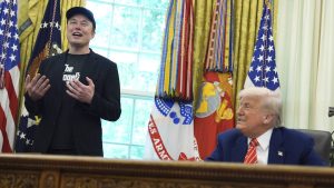 Predsednik SAD Donald Tramp pozdravio se sa Ilonom Maskom u Ovalnoj kancelariji danas, u srdačnom zaključku burnog delovanja milijardera tokom rada u vladi.