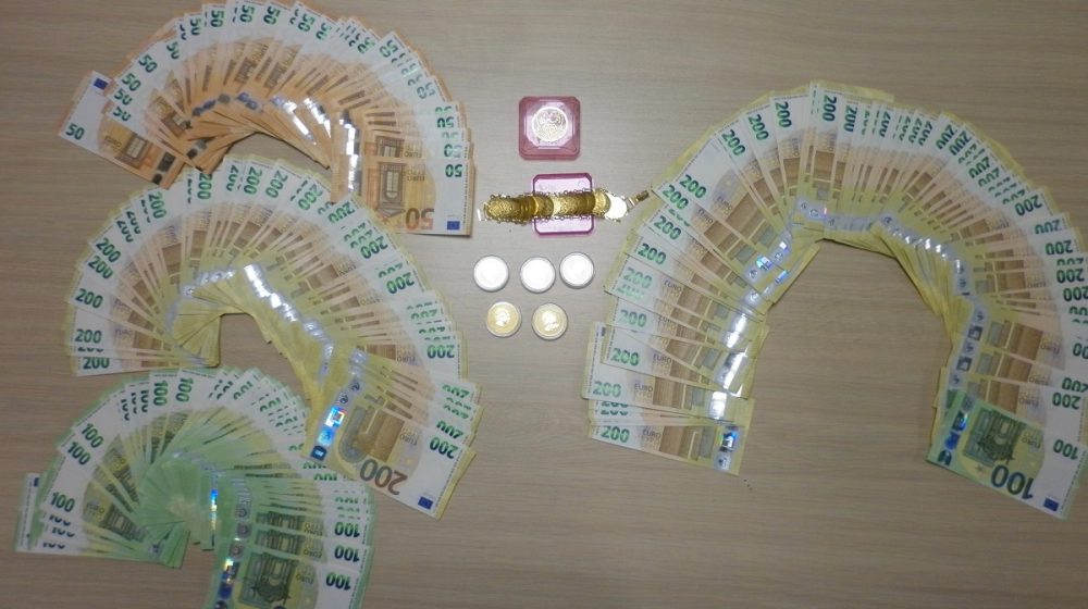 Carinici na Batrovcima otkrili devize u čarapi i dukate "Elizabeta II" 1