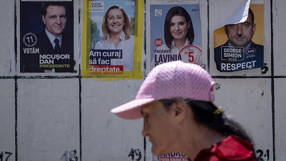 Predsednički izbori u Rumuniji - drugi pokušaj 1 Žena ispred predizborih postera