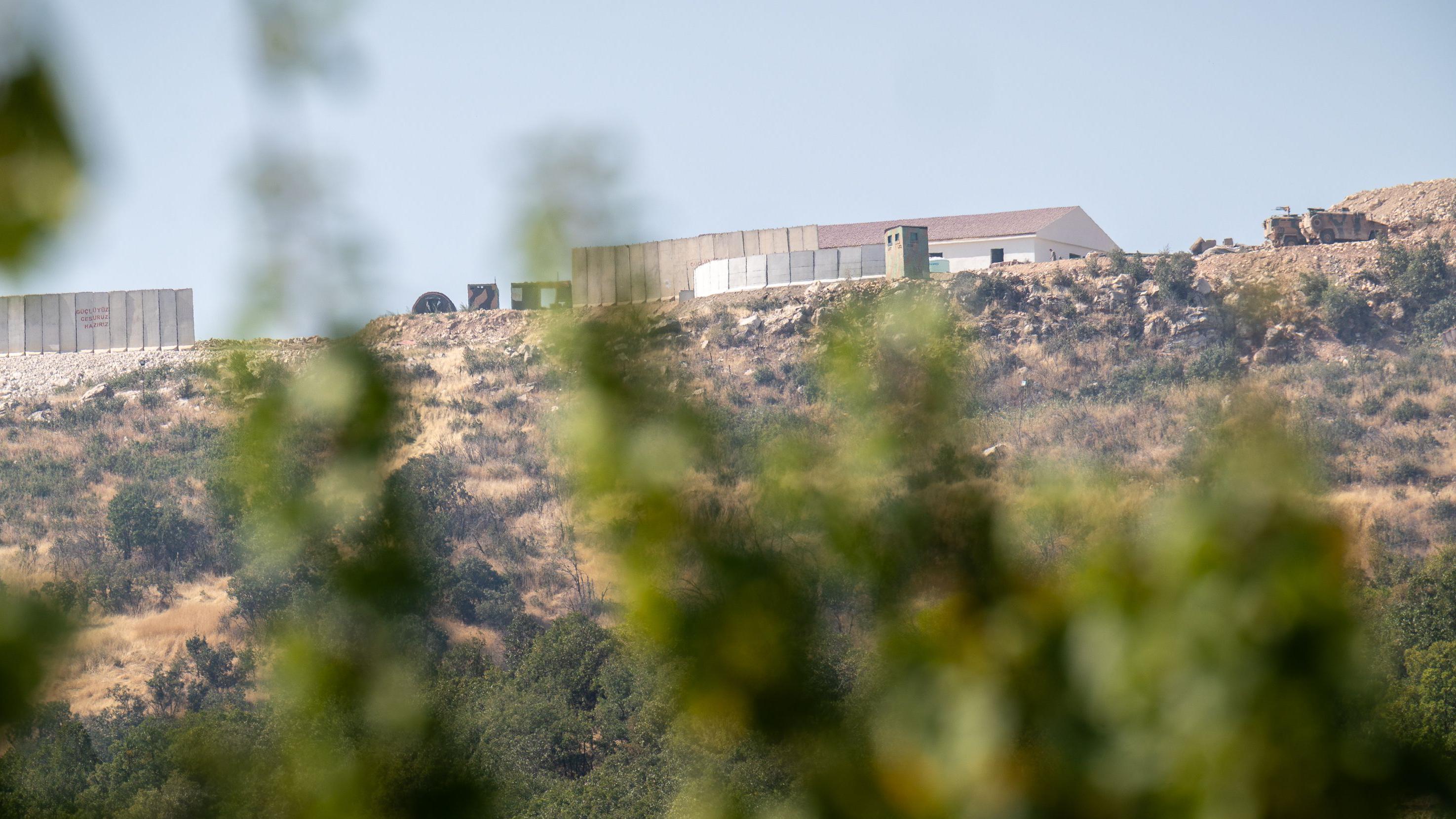 Nekoliko stanovnika je ostalo u Kani Masiju, gde je sada velika turska vojna baza (na slici)