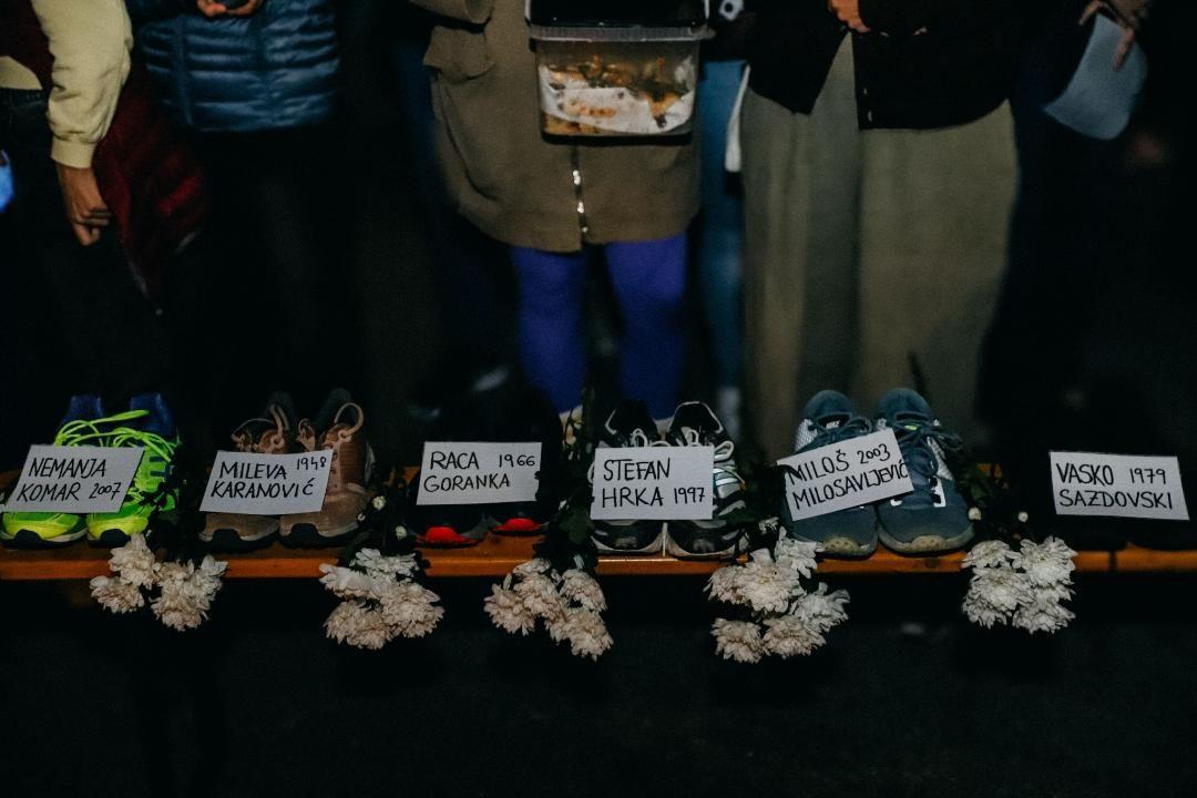 Studenti trkači sve bliži Briselu 5 Patike i cveće za nastradale u Novom Sadu sa njihovim imenima