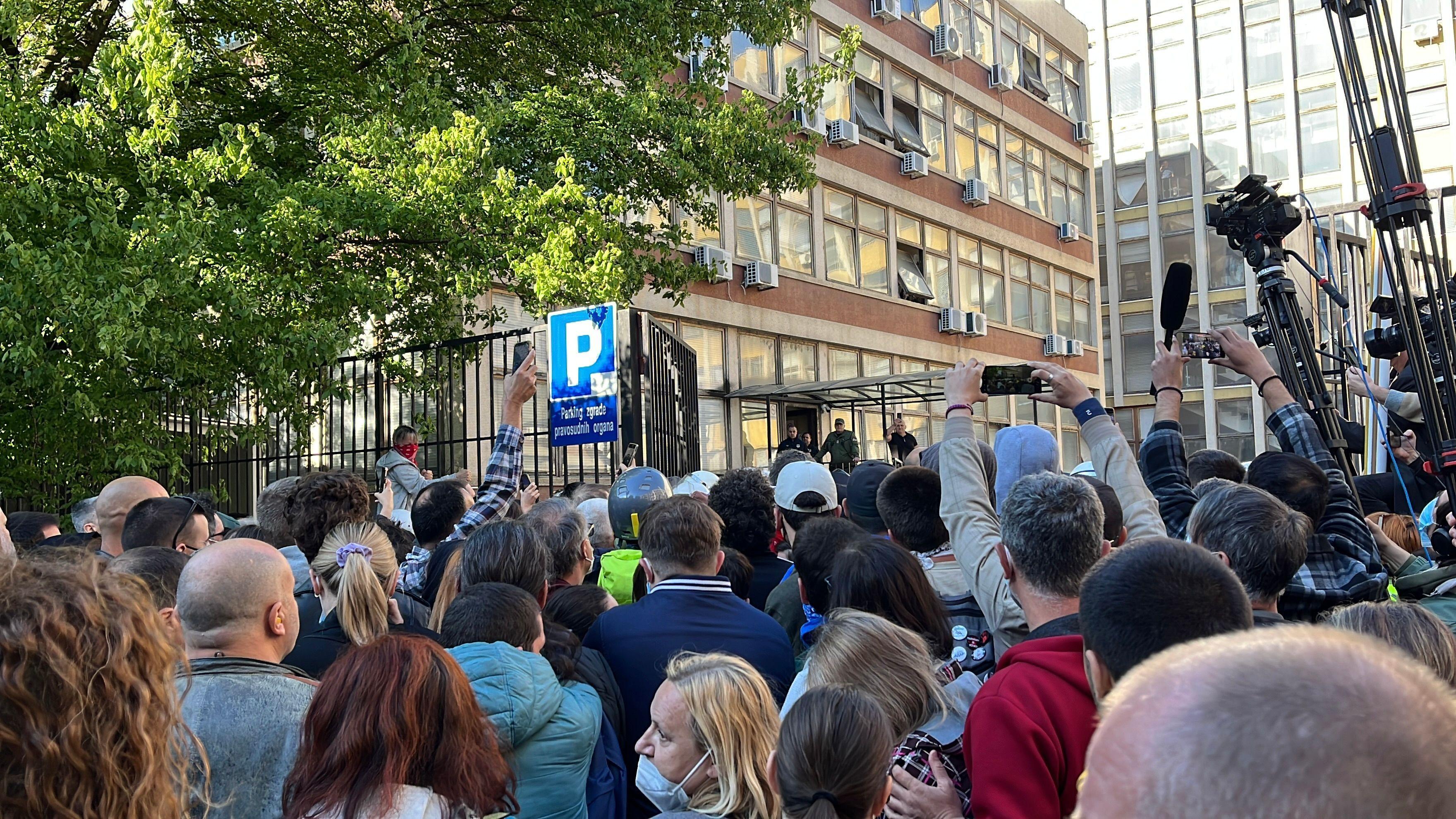 'Novosadska šestorka' i protesti podrške: Marija Vasić se bolje oseća, prima infuziju, kažu iz zatvorske bolnice 3 Građani pred zadnjim ulazom u zgradu novosadskom suda i tužilaštva