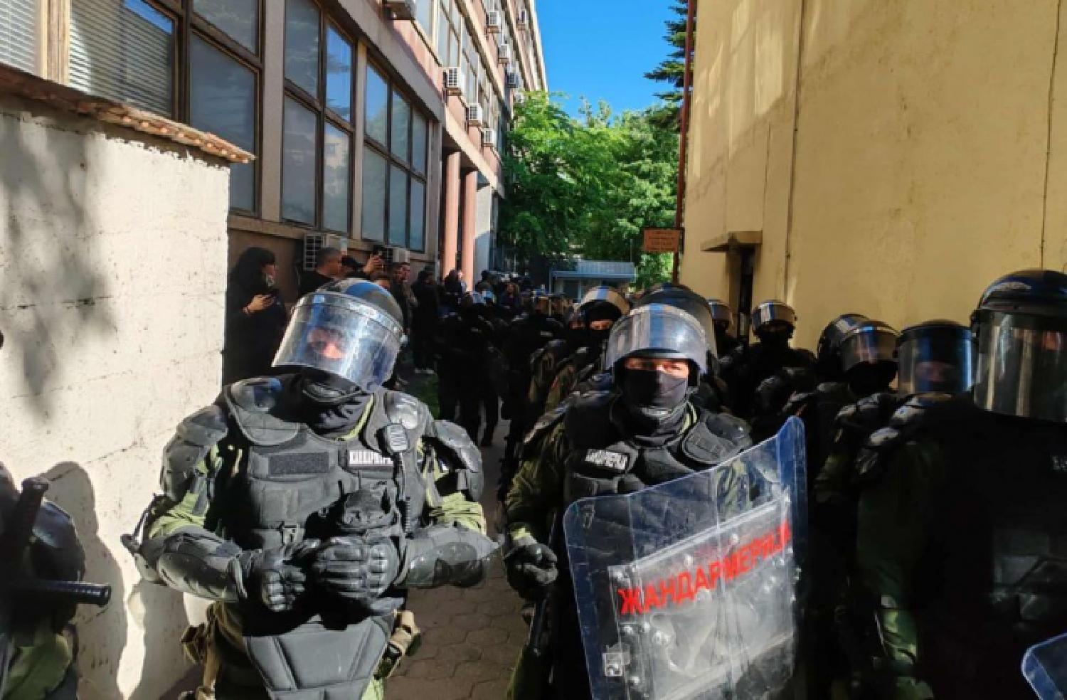 'Novosadska šestorka': Nastavljena blokada suda, stanje Marije Vasić 'bolje' 4 Pripadnici žandarmerije ispred suda u Novom Sadu