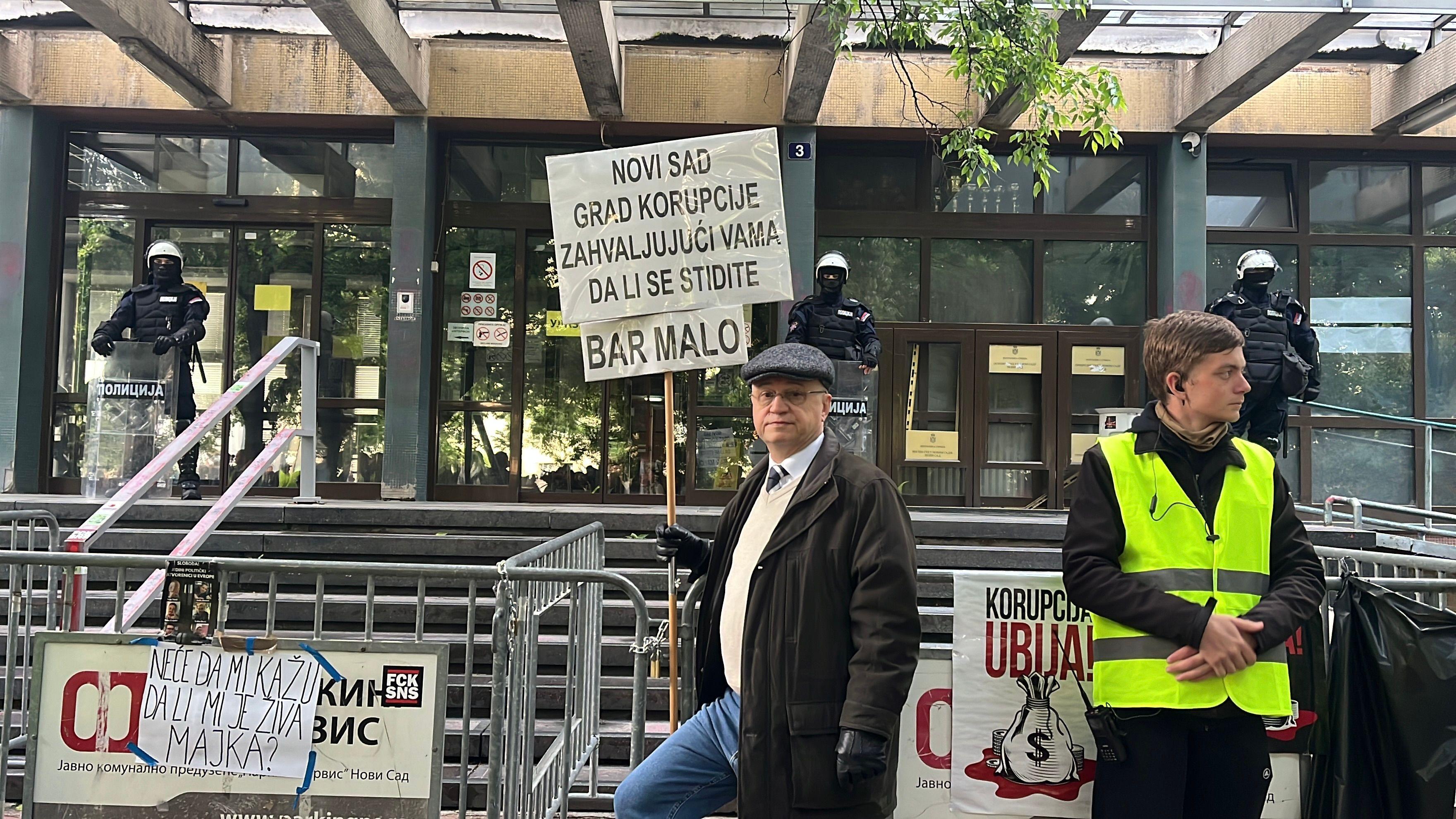 Novi Sad: Kućni pritvor za preostalo troje aktivista, završena i blokada sudova 8 Demonstranti sa transparetnima ispred zgrade suda koju čuva policija za razbijanje demonstracija