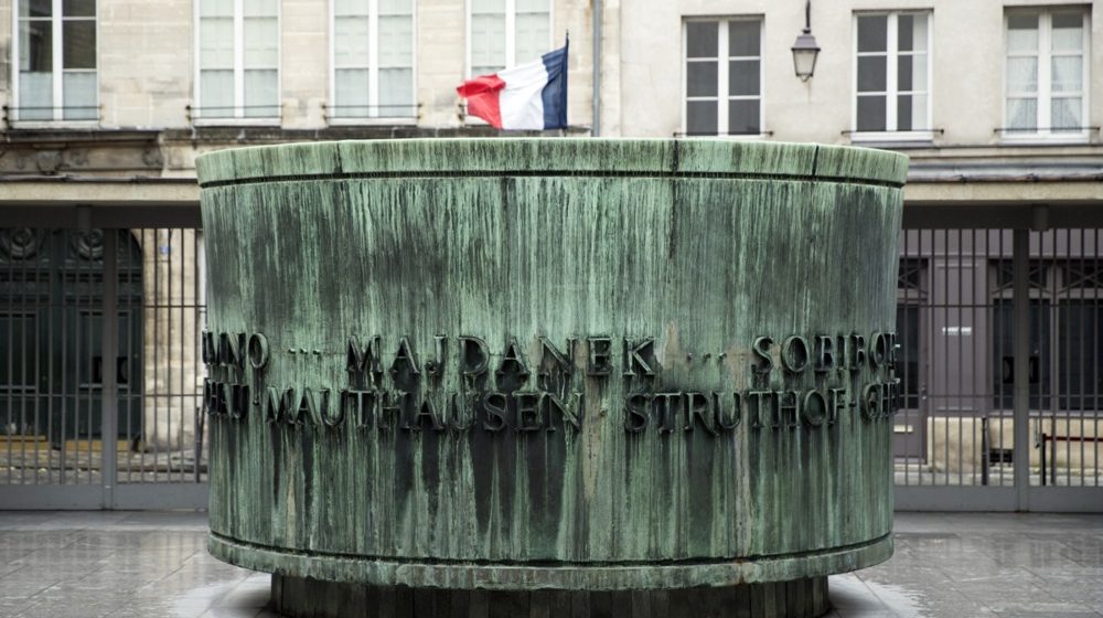 Zelena farba na spomenik holokaustu, sinagoge i restoran u Parizu 1