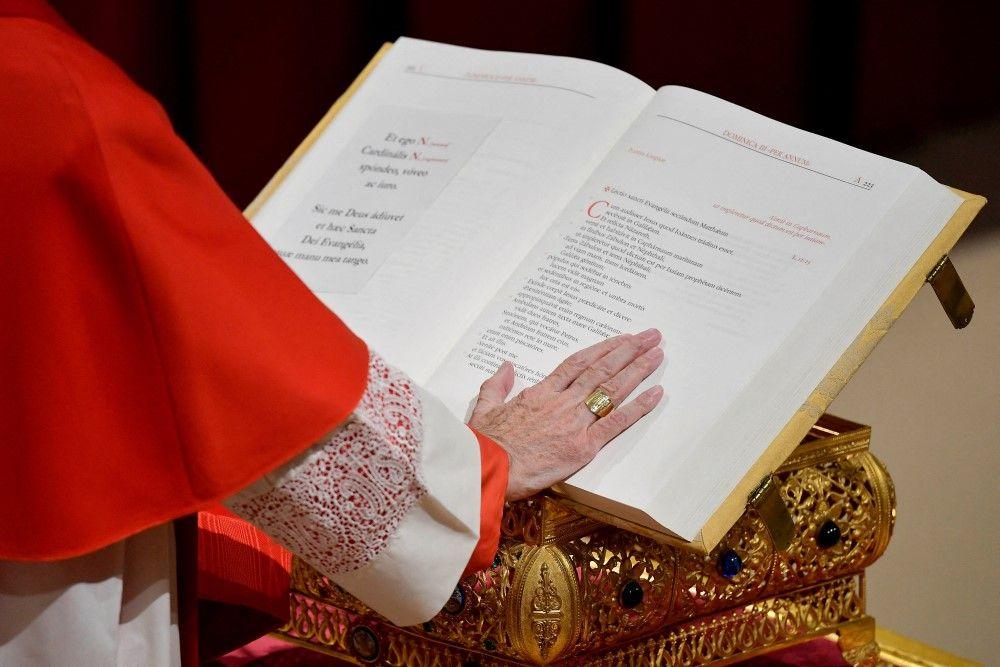 Beli dim u Vatikanu: Izabran novi papa 2 kardinali, vatikan, kardinali biraju novog papu