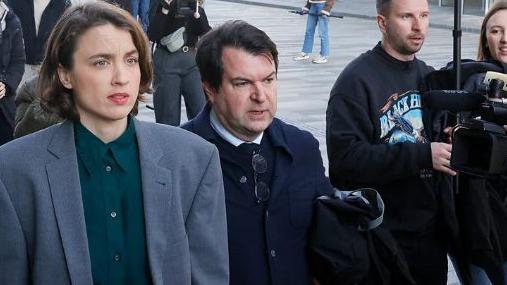 Kako će presuda Žeraru Depardjeu uticati na francusku filmsku industriju 4 Adel Enel sa advokatom i novinarima