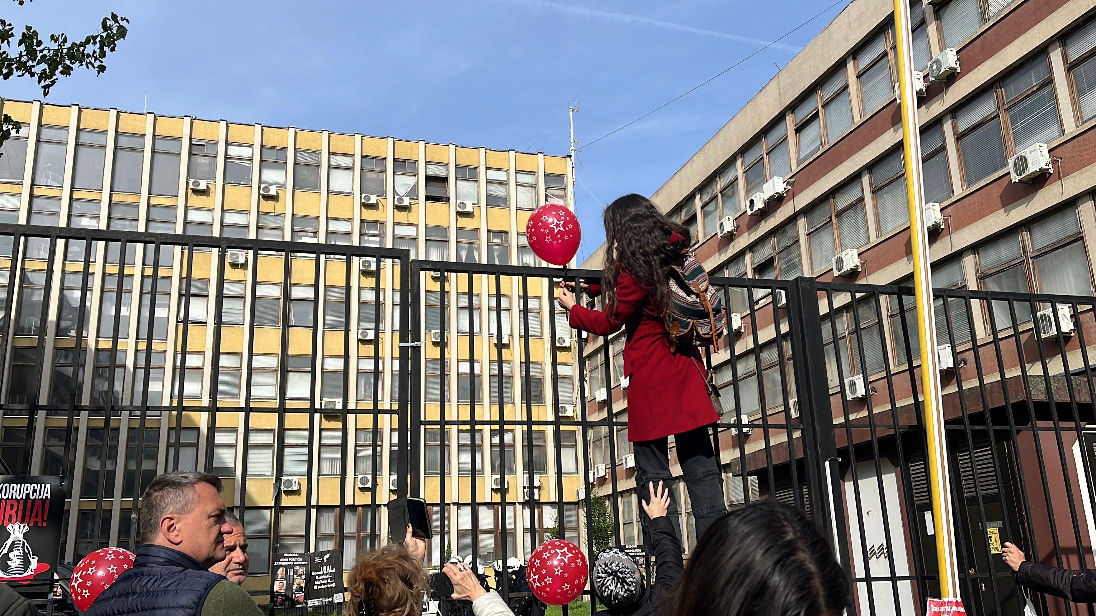 'Novosadska šestorka' i protesti podrške: Marija Vasić se bolje oseća, prima infuziju, kažu iz zatvorske bolnice 4 Devojka kači crveni balon