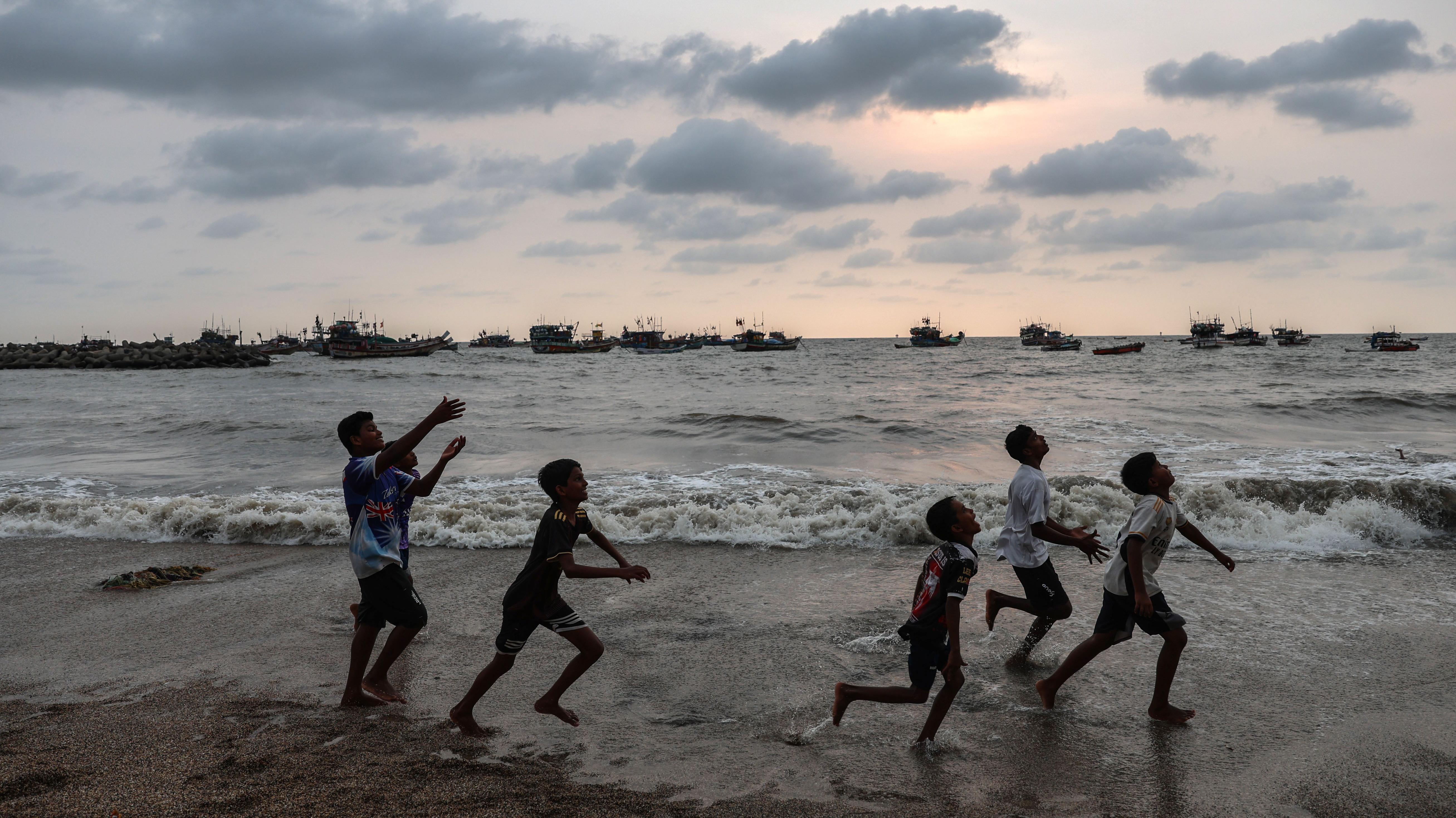 Može li bacanje kamenčića da podigne nivo mora 1 Deca u Mumbaju