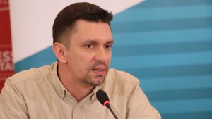 Kolege iz redakcije Danasa, u kojoj je počeo svoju novinarsku karijeru, Bojana Cvejića pamte kao novinara koji je dobio Vladu Srbije na sudu. Upravo to se dogodilo pre deset godina kada je upornim traganjem za informacijama Cvejić podneo Upravnom sudu tužbu protiv Vlade zbog toga što nije dobio odgovor koliko je zaposleno novih radnika u javnim službama nakon donošenja odluke kojom se zabranjuje novo zapošljavanje do 2016. godine.