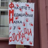 Protest ispred Medicinskog fakulteta u Kragujevcu u znak podrške profesoru Zdravkoviću kome se preti otkazom zbog onlajn nastave 13