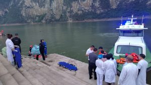 Četiri broda prevrnula su se u reci Vu u iznenadnom nevremenu koje je pogodilo jugozapad Kine, devet osoba je poginulo, a najmanje jedna se vodi kao nestala, javili su danas državni mediji.