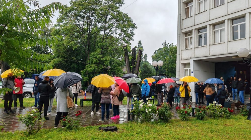 Odbornike Lokalnog fronta i Udruženja starosedelaca Kraljeva izvode pred tužioca, građani se okupljaju ispred tužilaštva 1
