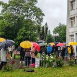 Odbornike Lokalnog fronta i Udruženja starosedelaca Kraljeva izvode pred tužioca, građani se okupljaju ispred tužilaštva 8