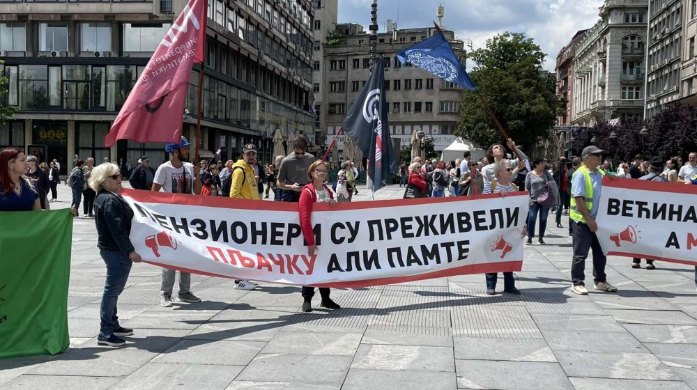 Protest penzionera na Trgu republike: Traže raspisivanje izbora, poslali simboličnu poruku Vučiću (VIDEO) 1