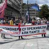 Protest penzionera na Trgu republike: Traže raspisivanje izbora, poslali simboličnu poruku Vučiću (VIDEO) 7