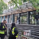 Priveden i zadržan jer je postavio katanac i lanac na ulaz suda 2