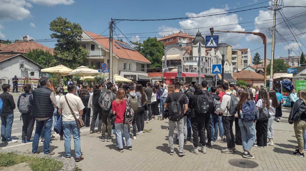 Kraj blokade nije kraj borbe: Učenici Prve kragujevačke gimnazije blokiraju raskrsnicu kod pozorišta 1