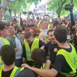 Aktivisti iz Novog Sada prebačeni u kućni pritvor: Kakva je nakon toga bila atmosfera ispred suda? (VIDEO) 9