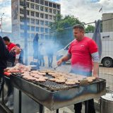 Od hrane, vina s Vučićevim potpisom, do televizora i freza: Kako teče izborna kampanja SNS-a pred izbore u Zaječaru i Kosjeriću? 5