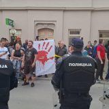 Studenti i građani izviždali premijera Macuta ispred Matice srpske u Novom Sadu (VIDEO) 3