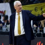 Navijači se okupili oko kuće srpske trenerske legende u znak zahvalnosti za dobre rezultate kluba 8