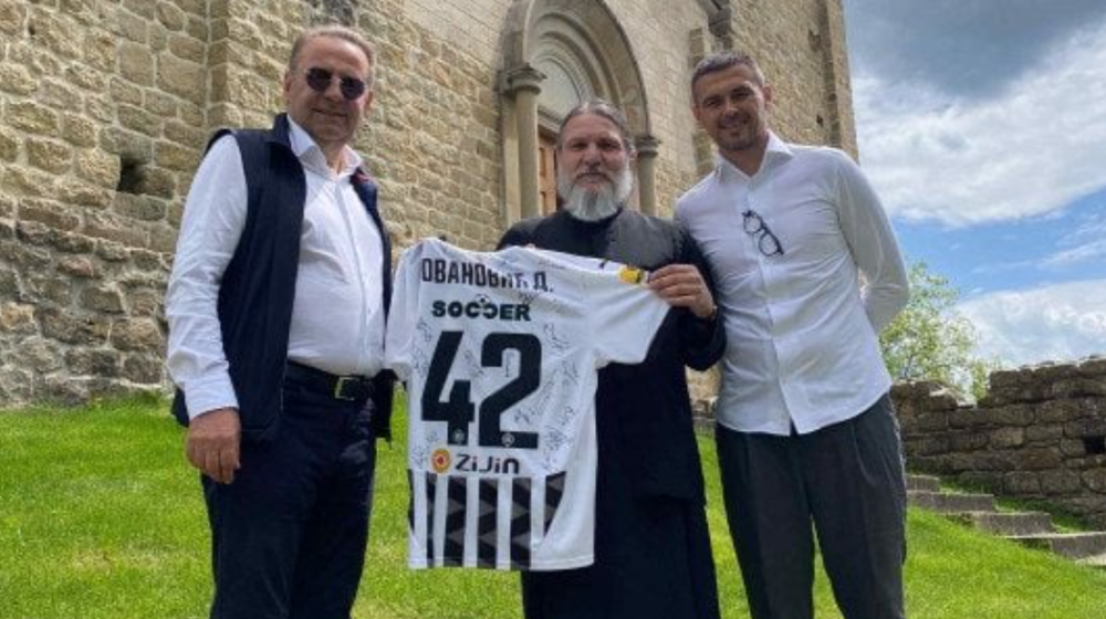 Delegacija Partizana posetila manastir Đurđevi stupovi, crno-beli učestvuju u humanitarnoj akciji za pomoć bolesnoj deci iz Novog Pazara 1