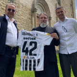 Delegacija Partizana posetila manastir Đurđevi stupovi, crno-beli učestvuju u humanitarnoj akciji za pomoć bolesnoj deci iz Novog Pazara 10