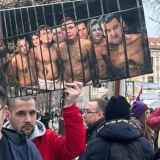 Nišliju fizički napala grupa pristalica vlasti zbog transparenta: Policajci prisustvovali napadu i nisu reagovali 1