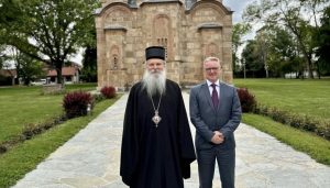 Mitropolit raško-prizrenski Teodosije sastao se danas u manastiru Gračanica sa novoimenovanim šefom Misije OEBS-a na Kosovu, ambasadorom Džerardom Mekgarkom (Gerard McGurk).