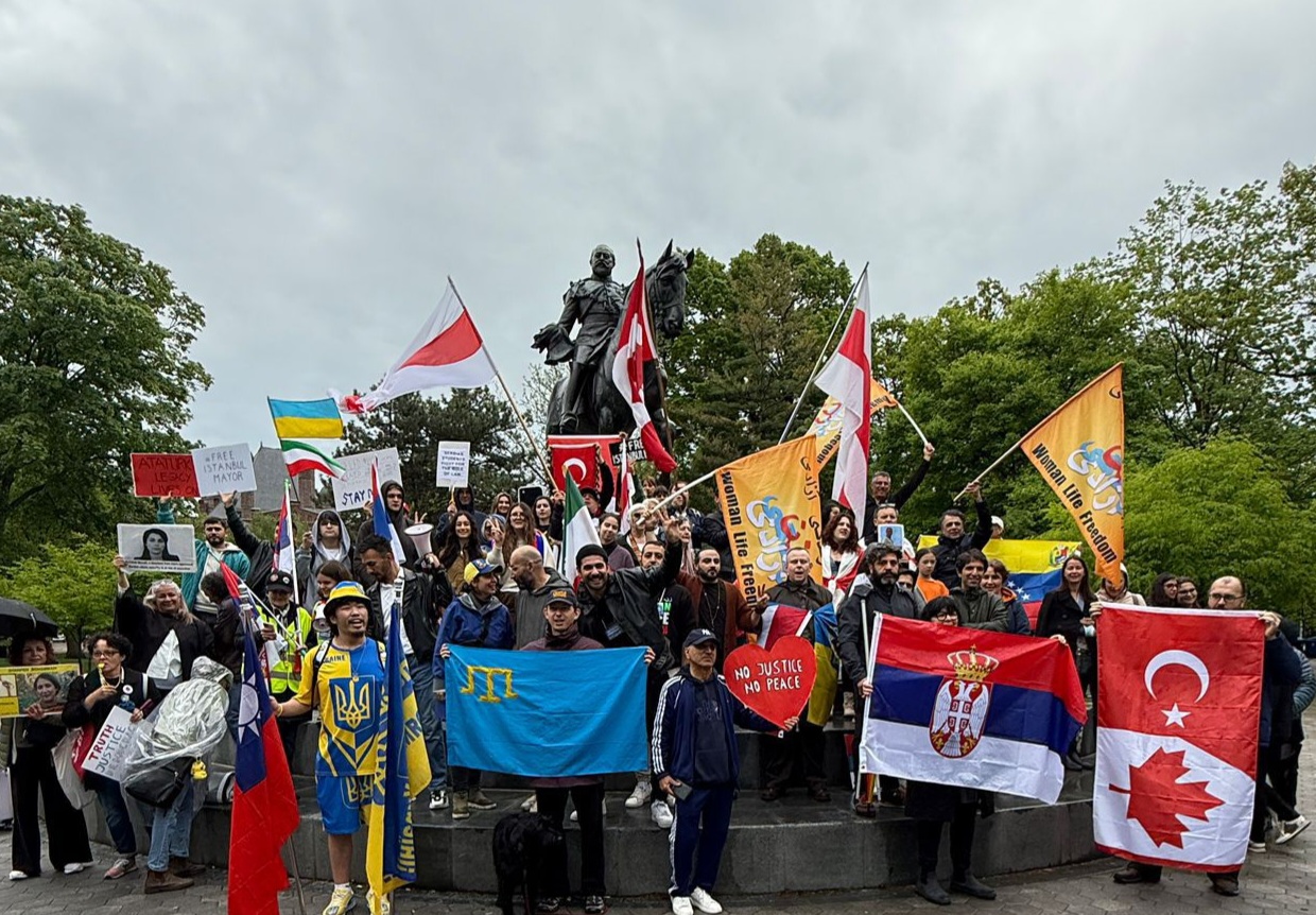 Podrška profesorki Mariji Vasić u Parizu, skup Ujedinjeni za demokratiju u Torontu: Naša dijaspora snažno uz studente i proteste (VIDEO) 2 Podrška profesorki Mariji Vasić u Parizu, skup Ujedinjeni za demokratiju u Torontu: Naša dijaspora snažno uz studente i proteste (VIDEO) 2