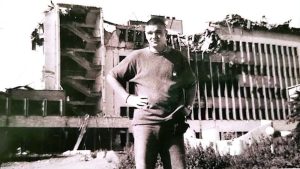 Samo po sebi je komplikovano da pričam o sebi kao da sam neki penzioner, a već na početku me je dočekao prvi problem - biografija. Imam ih barem tri različite jer i sam sam okrenut bar na tri strane što kao slikar i dizajner što kao pozorišni radnik, a na kraju i kao politički aktivista i član srpske političke scene evo već skoro 30 godina, kaže za Danas Vladan Slavković, aktivista Lokalnog fronta iz Kraljeva.