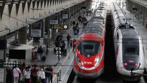 Železnički saobraćaj u Španiji ušao je u drugi dan haosa nakon što su na liniji između Madrida i Sevilje ukradeni kablovi, a što je dovelo i do velikih kašnjenja kako tokom nedelje tako i u ponedeljak.