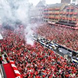 Policajac uboden nožem, desetine povređenih: Navijači proslavili titulu PSV na ulicama Ajndhovena (VIDEO) 1