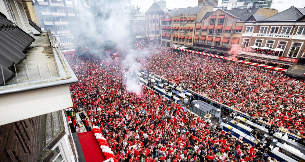 Policajac uboden nožem, desetine povređenih: Navijači proslavili titulu PSV na ulicama Ajndhovena (VIDEO) 1