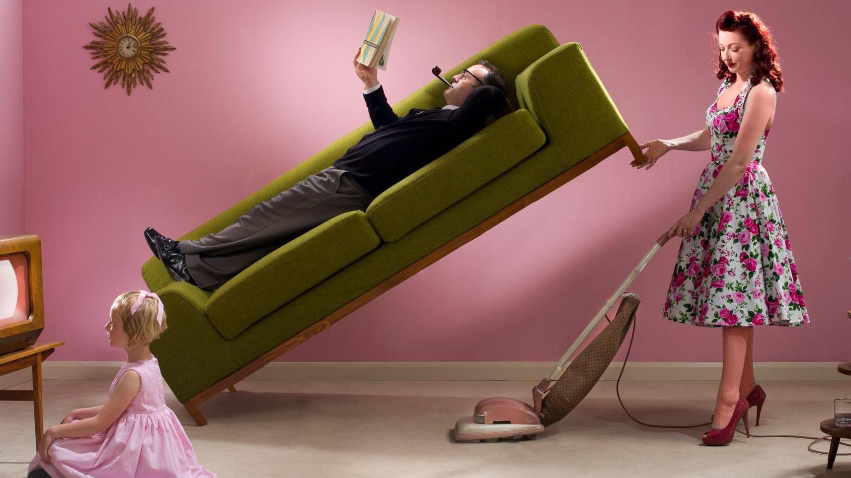 Izbor 'partnera nižeg statusa': Da li je to novi standard obrazovanih žena 6 Glamurozna domaćica iz 1950-ih se bavi čišćenjem