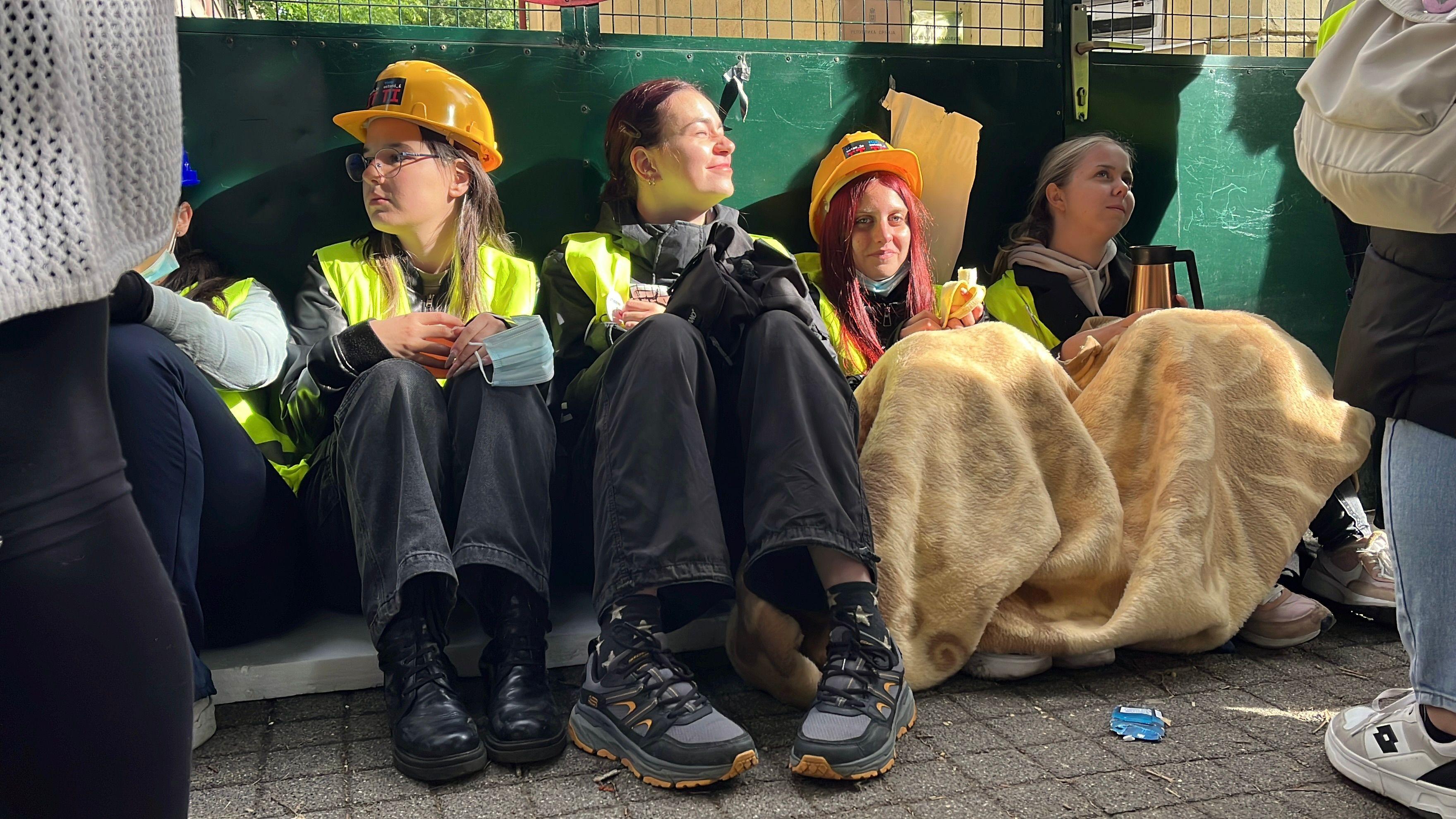 'Novosadska šestorka' i protesti podrške: Marija Vasić se bolje oseća, prima infuziju, kažu iz zatvorske bolnice 5 Studenti koji su noć proveli blokirajući sud