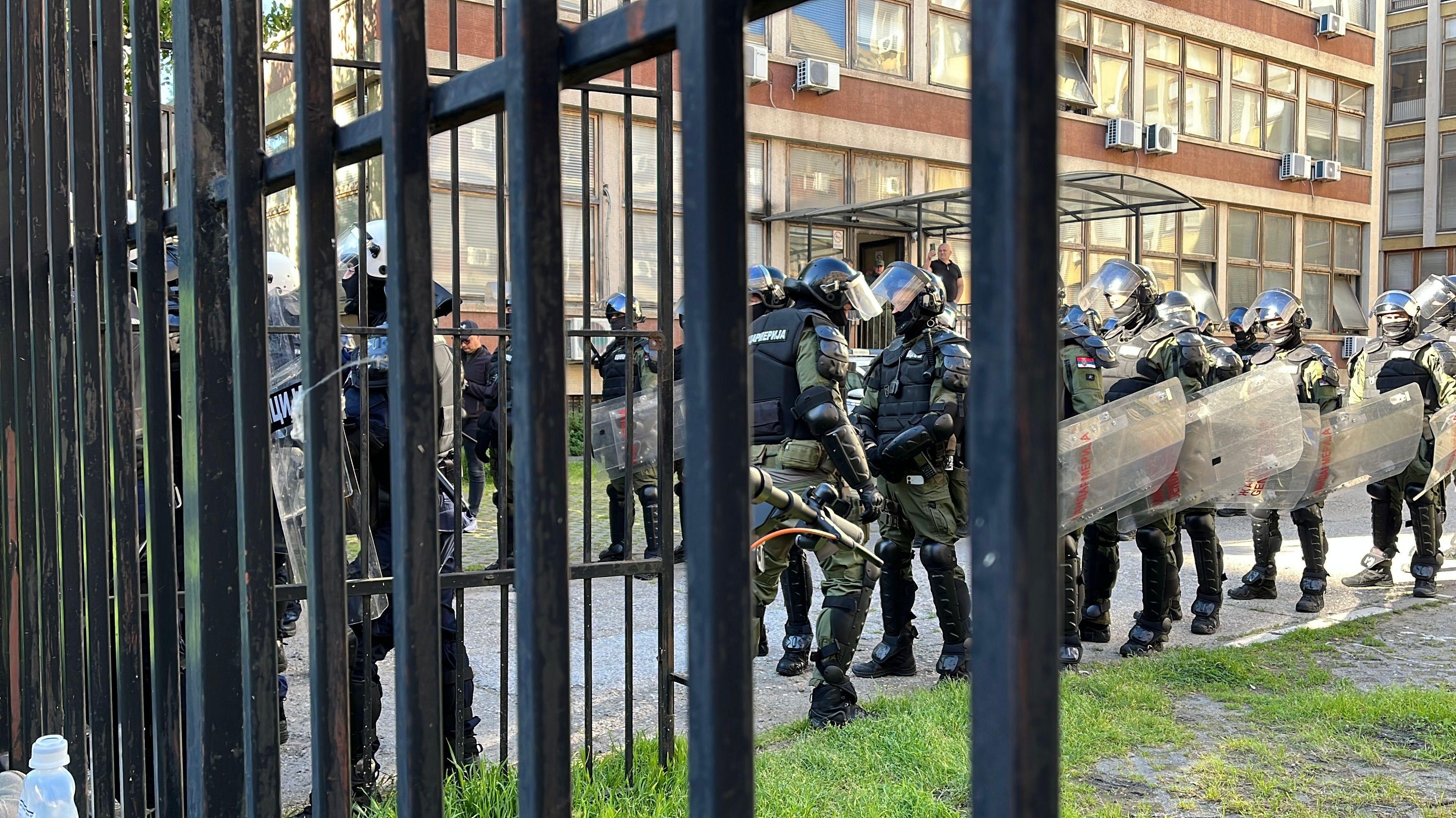 'Novosadska šestorka' i protesti podrške: Marija Vasić se bolje oseća, prima infuziju, kažu iz zatvorske bolnice 2 Jake snage žandarmerije pred ulazom u sud u Novom Sadu