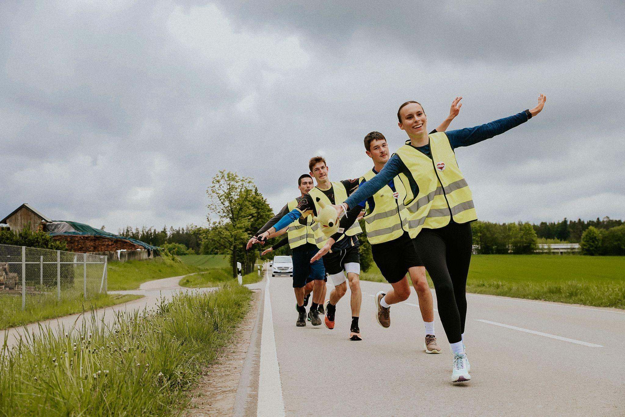 Studenti trkači sve bliži Briselu 1 Studenti trče raširenih ruku