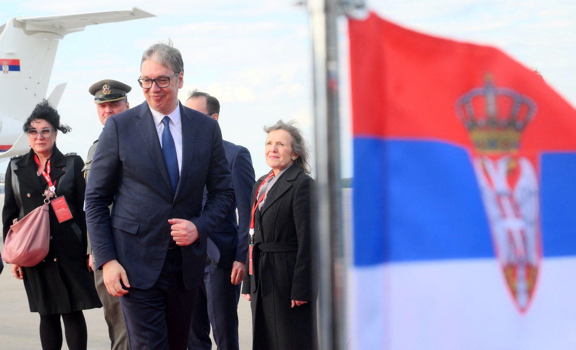 Vučić u Moskvi uprkos upozorenjima iz Brisela: 'Biće posledica po mene lično' 1 Predsednik Srbije u plavom odelu na aerodromu u Moskvi