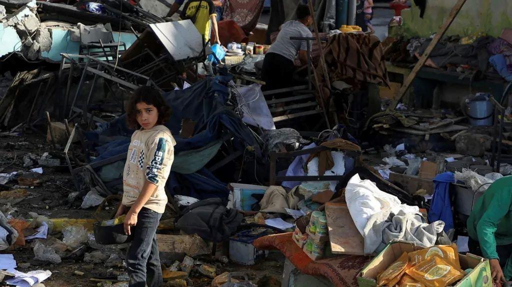 Desetine poginulih u napadu Izraela na izbegličko sklonište u školi 1 Devojčica stoji među ruševinama škole u Gazi koja je pogođena tokom izraelskog vazdušnog napada