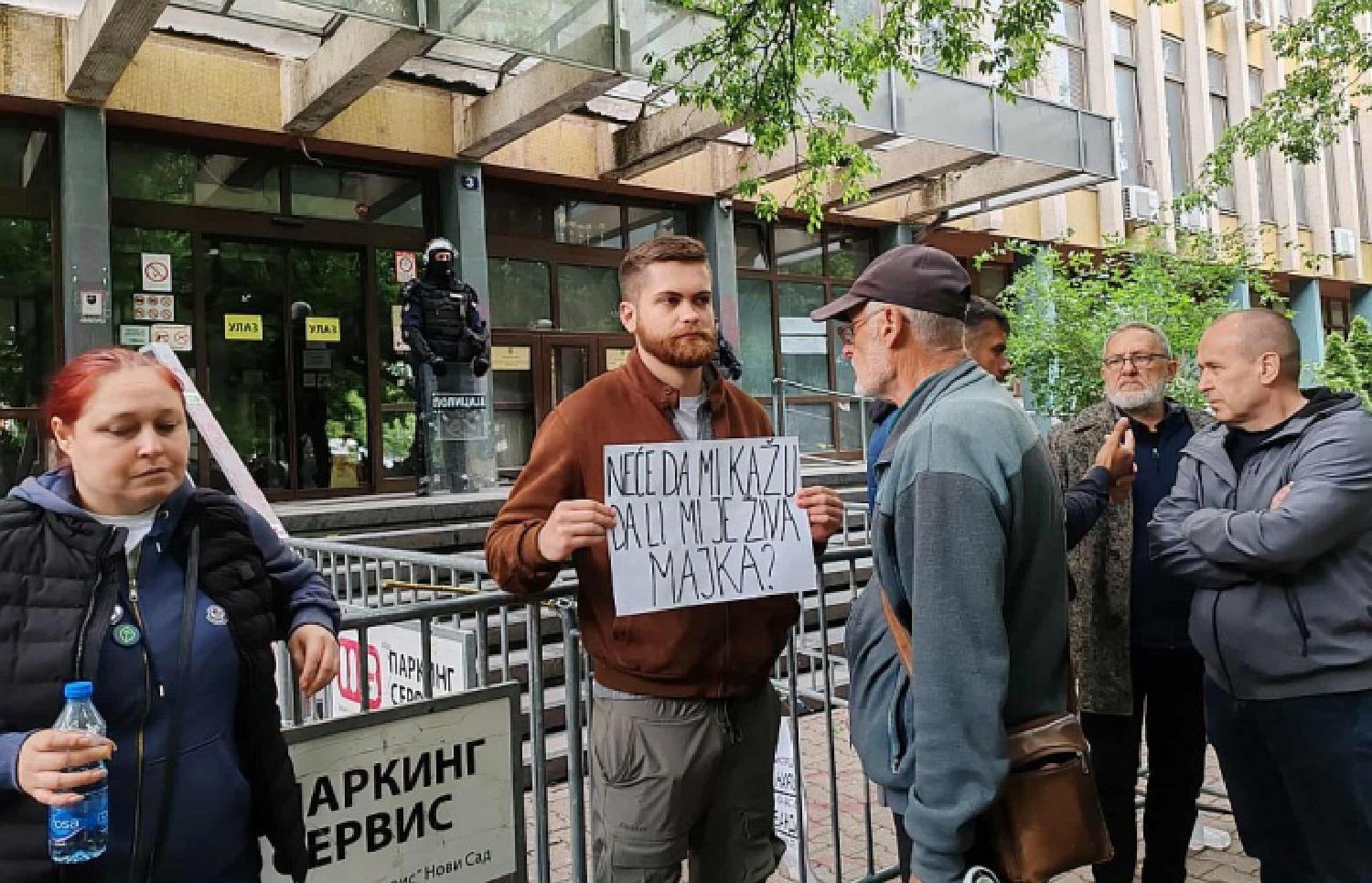 Milan Čanak, sin pritvorene Marije Vasić koja štrajkuje glađu, ispred zgrade novosadskih pravosudnih organa sa transparentom: 'Neće da mi kažu da li mi je živa majka', blokada suda u novom sadu