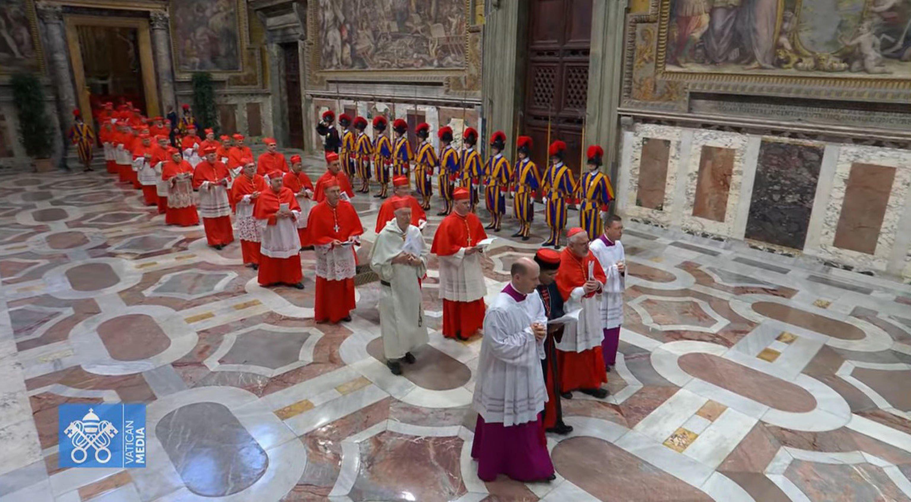 Crni dim u Vatikanu: Kardinali ponovo glasaju o novom papi 8 Kardinali ulaze u Sikstinsku kapelu na konklavu da izaberu novog papu