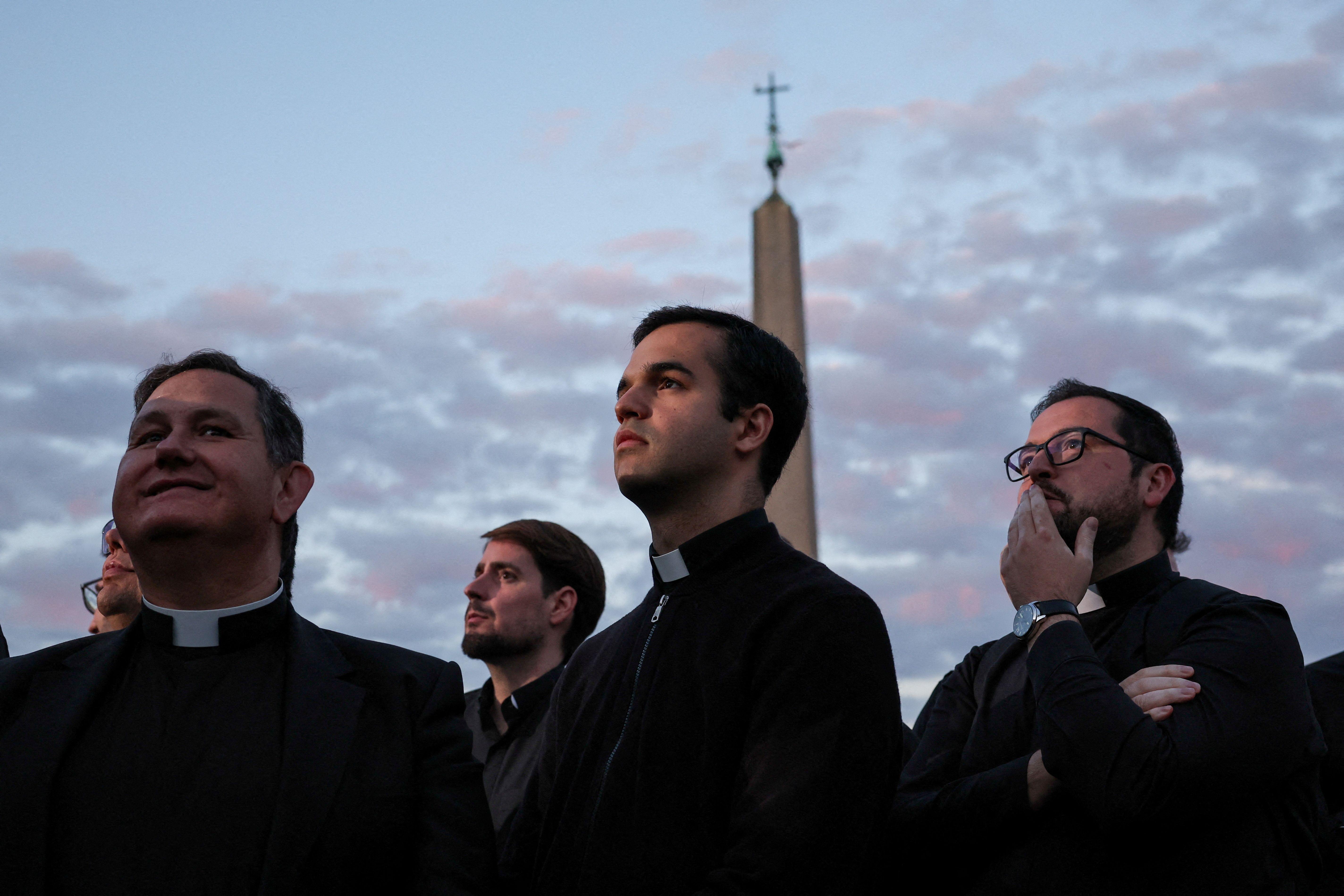 Beli dim u Vatikanu: Izabran novi papa 6 vernici čekaju izbor pape