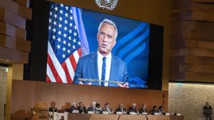 Američki ministar zdravlja Robert Kenedi Mlađi pozvao je danas države članice Svetske zdravstvene organizacije (SZO) da "razmotre da se pridruže" SAD koje su počele proces napuštanja te organizacije.