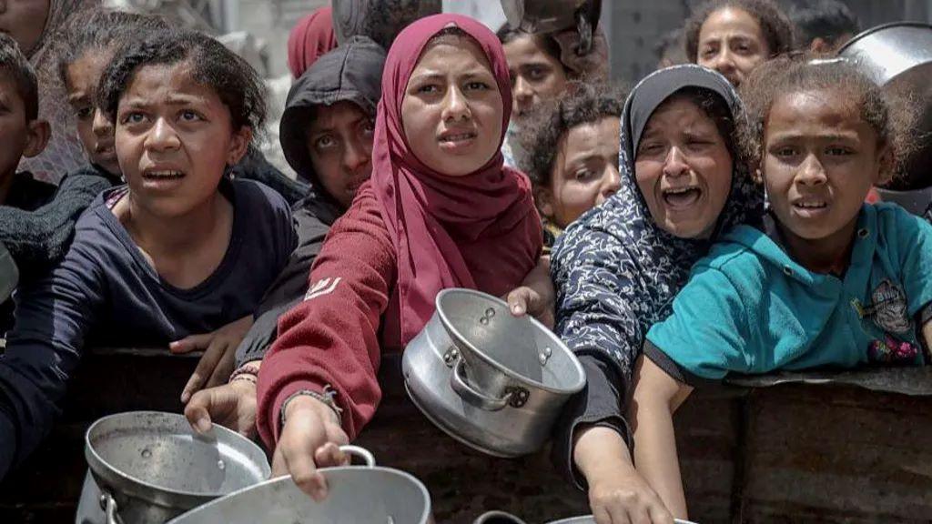 'Stali ste na stranu Hamasa', izraelski premijer optužuje svetske lidere 2 Izbeglice u Gazi čekaju hranu