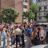 Onlajn nastava nije nastava i tačka: U Kragujevcu završen protest podrške profesoru Zdravkoviċu 8