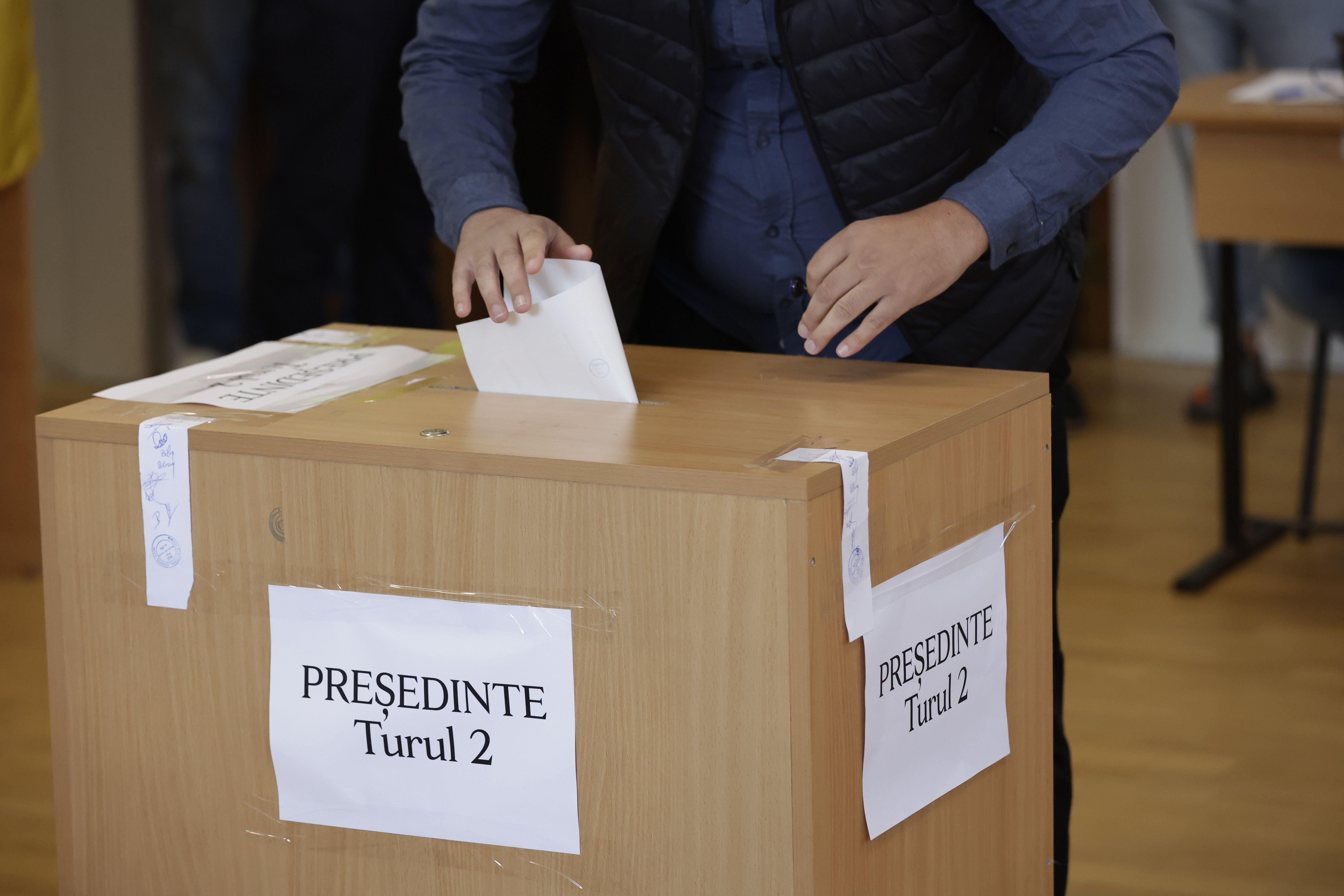 Glasačka kutija u koju neko ubacuje listić